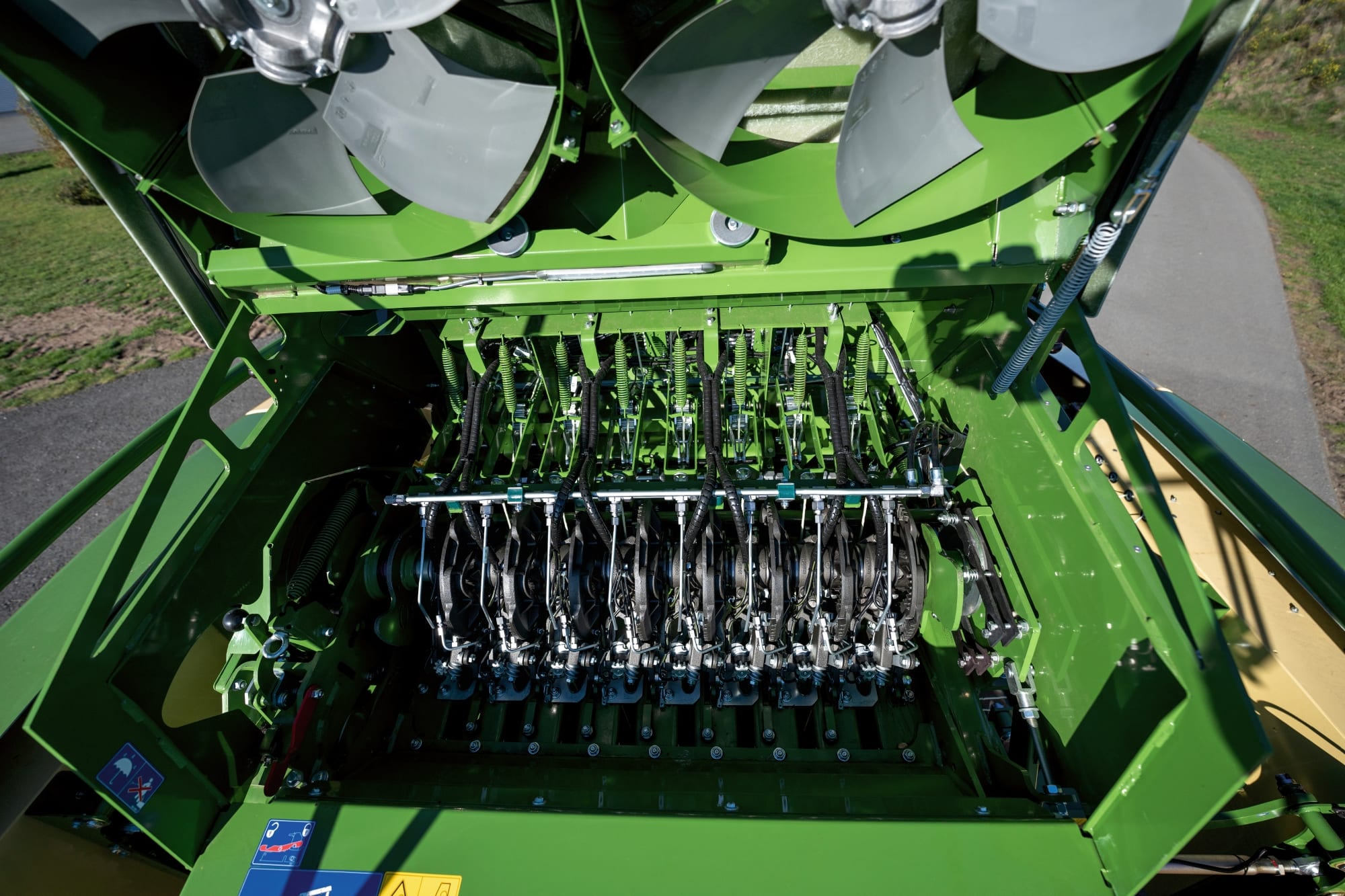 Åtta Krone V-knutare säkerställer maximal kopplingssäkerhet utan garnbitar som standard – Krone PowerClean håller knytarna helt rena.