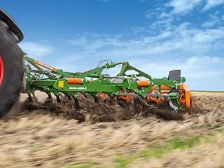 Cenio 4000-2 är en ihopfällbar kultivator med 4 m arbetsbredd.