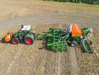 Med kombinationen FT-P 1502 fronttank och Primera DMC möjliggörs flytande gödning direkt bredvid utsädet. 