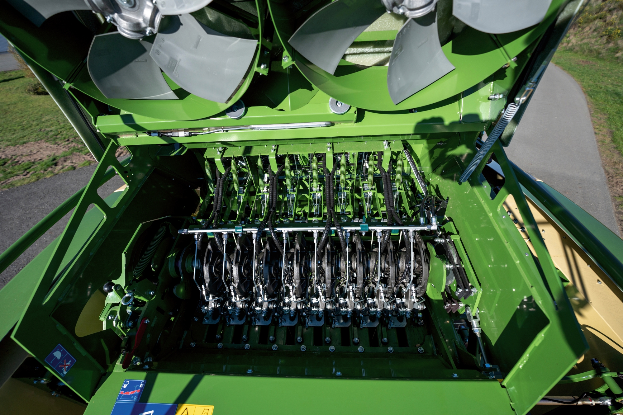 Åtta Krone V-knutare säkerställer maximal kopplingssäkerhet utan garnbitar som standard – Krone PowerClean håller knytarna helt rena.